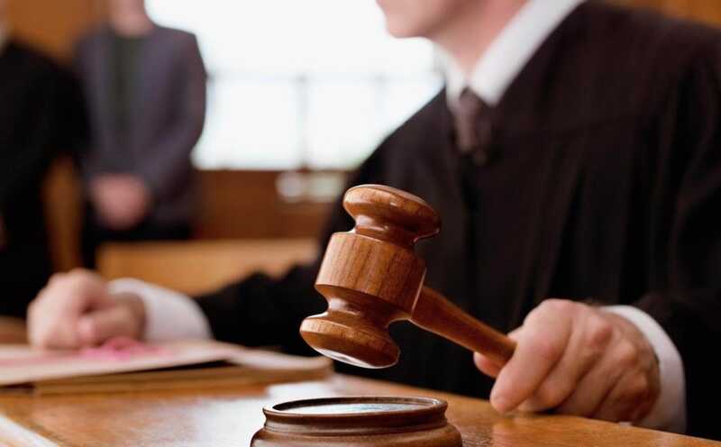 Суд в Заполярье приговорил библиотекаря к 5,5 годам колонии за выкрики в баре и репосты