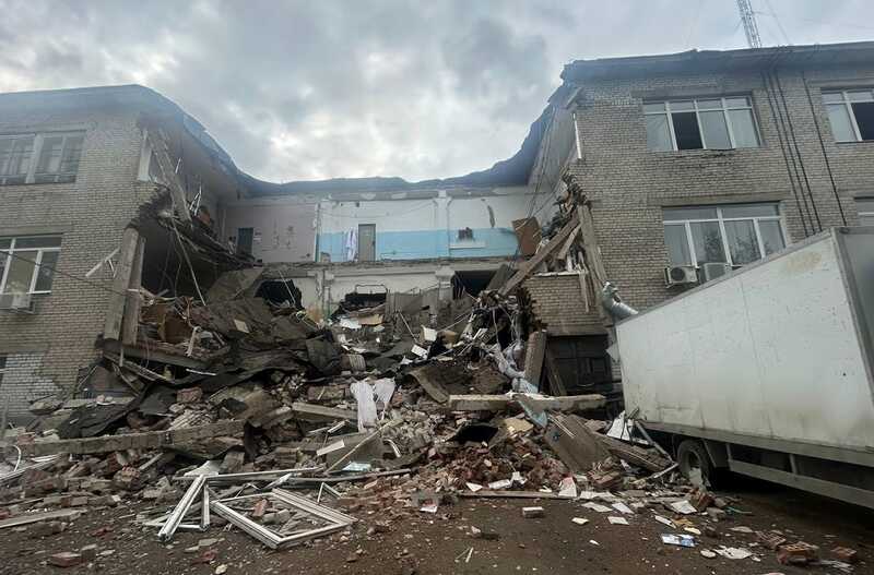 В Екатеринбурге обрушилось нежилое здание: спасатели разбирают завалы