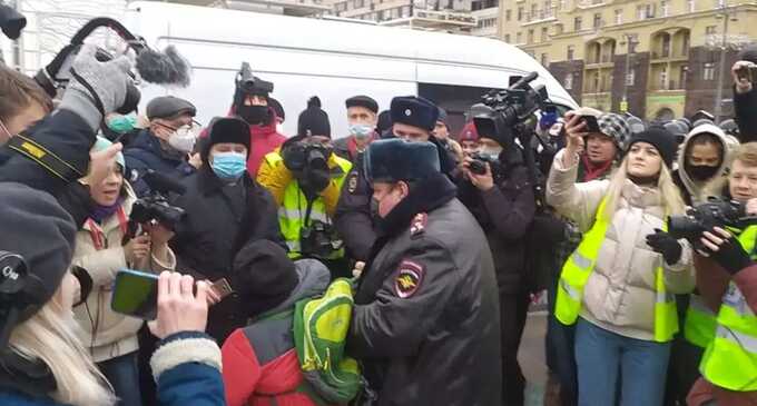 В Москве на митинге жестко задержали ребенка. Взрослые и не пытались помешать