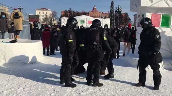 На протестах в поддержку Навального задержали уже почти полсотни человек