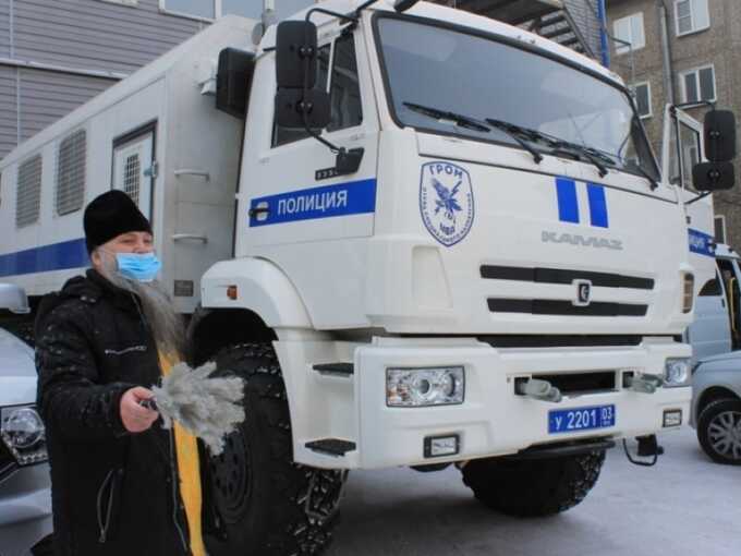 РПЦ освящает все подряд — автозаки, бомбардировщики и спутники, которые не держатся в космосе