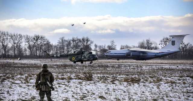 На военном аэродроме в Василькове самолет столкнулся с автомобилем