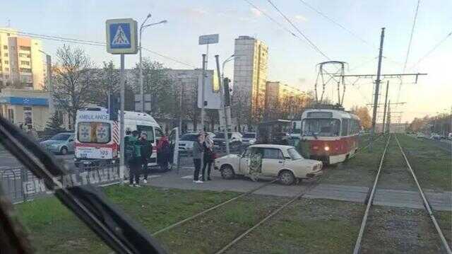 В Харькове водитель легковушки умер за рулем, его неуправляемое авто перегородило трамвайные пути