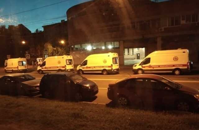 В Петербурге сейчас болеют ковидом 711 человек, но при этом в больницах занято 10 000 коек