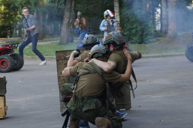 В соцсетях показали лагерь на базе ОМОНа РБ, где детей учат разгонять митинги. Пользователи негодуют