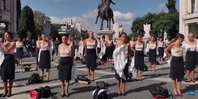 В Италии стюардессы разделись в знак протеста из-за ухудшения условий труда