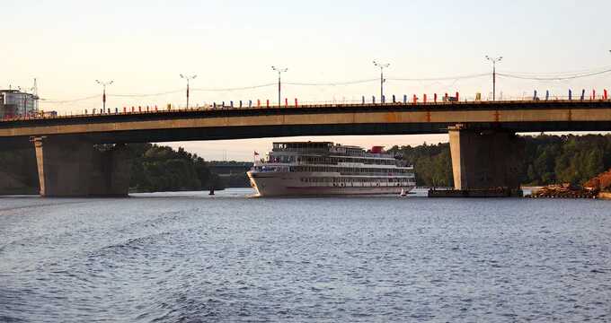 В Москве-реке появилось судно «недружественной» страны