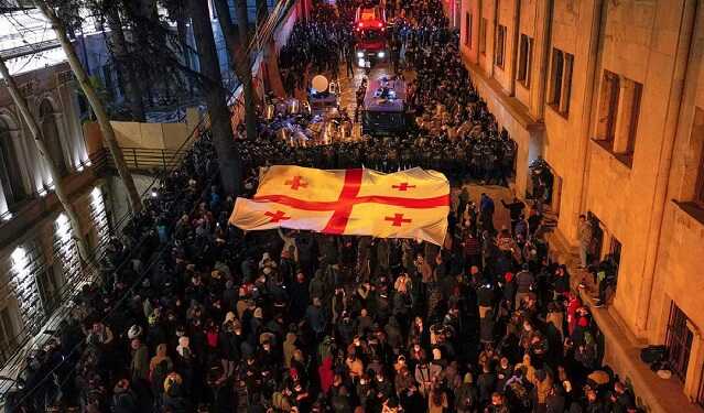 Отставка правительства и досрочные выборы. Протестующие под парламентом Грузии выдвинули новые требования