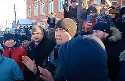 В Башкирии тысячи людей вышли на улицы в знак протеста из-за судебного разбирательства с местным активистом