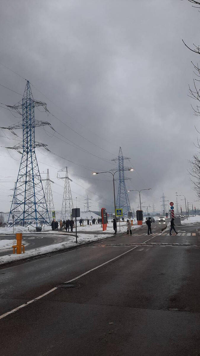 У МКАДа пожар на строительном рынке