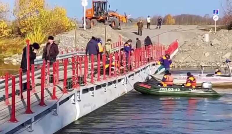 В Красноярском крае грузовой автомобиль с людьми затонул в реке