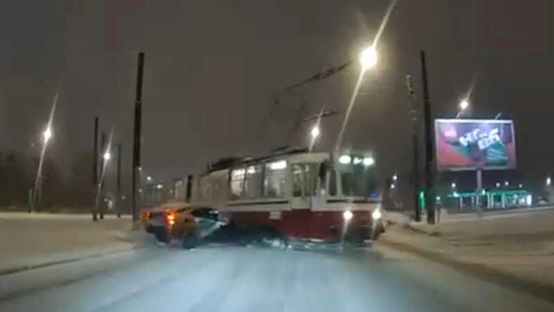 В Санкт-Петербурге произошло дорожно-транспортное происшествие с участием каршерингового автомобиля и трамвая