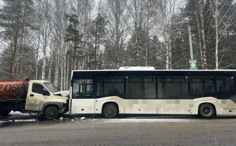 В Ленинградской области произошла лобовая авария с участием грузовика и автобуса, есть пострадавшие