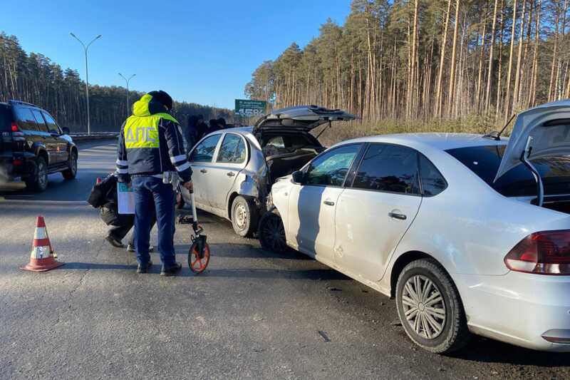 В Екатеринбурге водитель автомобиля Volkswagen Polo сбил четверых человек