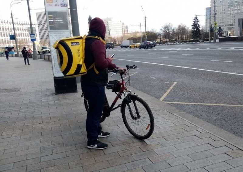 Курьеры в Москве зарабатывают больше, чем специалисты с высшим образованием