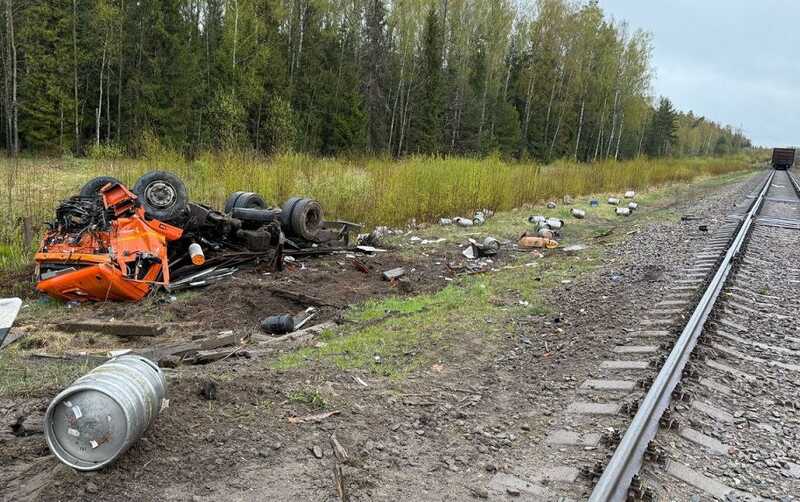 КАМАЗ с пивом попал под поезд в Ивановской области