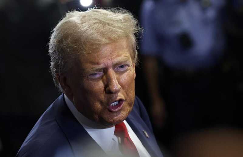 Президент США отверг обвинения в поддержке криптовалюты TRUMP