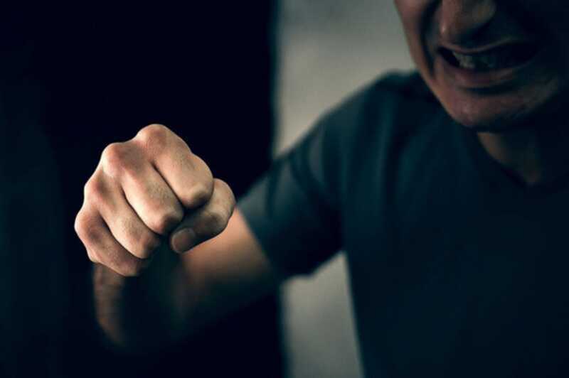 В Воронеже неадекватный мужчина напал на соседку во дворе дома