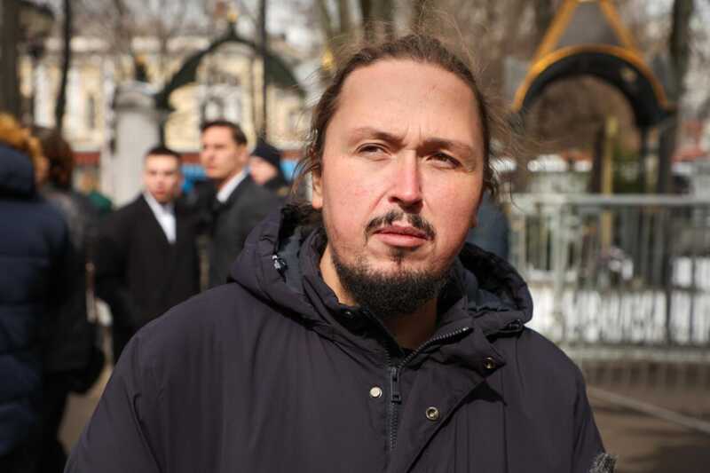 Сын Никаса Сафронова посетил кладбище, чтобы почтить память Паши Техника
