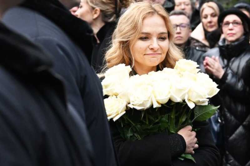 Вдова Левкина обсуждает создание памятника певцу
