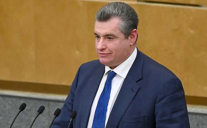 В соцсетях появилось видео, на котором Леонид Слуцкий спит на ПМЭФ