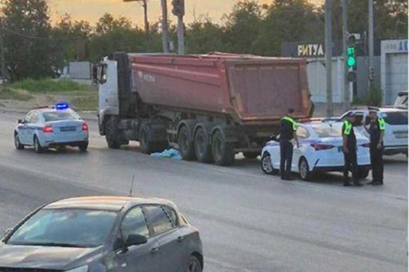 В Волгограде грузовик-самосвал насмерть сбил женщину