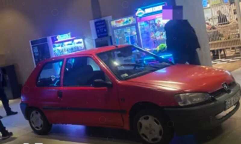 В Польше водитель автомобиля перепутал въезд на парковку с выездом и заехал на своём транспортном средстве в торговый центр