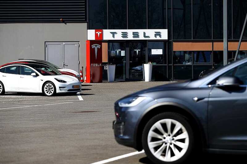 Акции Tesla снижаются на фоне разногласий между Илоном Маском и Дональдом Трампом