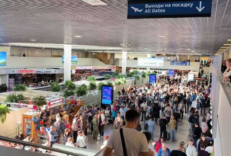 Пассажиры в Шереметьево часами ожидают рейсы на полу из-за многочисленных задержек и отмен