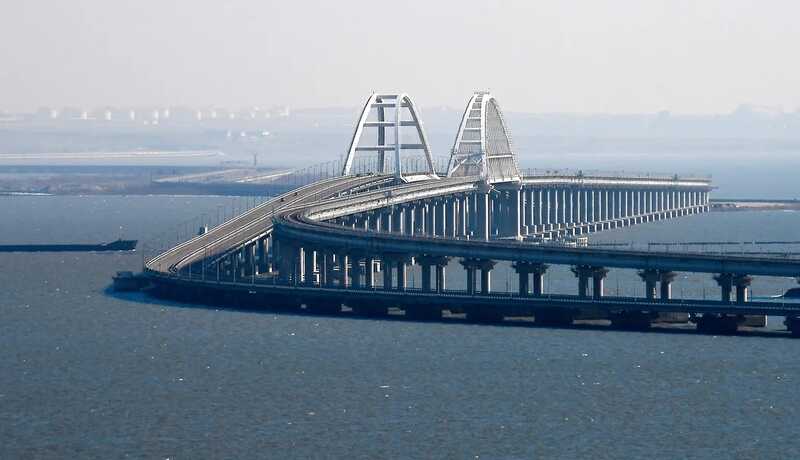 Власти временно приостановили движение по Крымскому мосту
