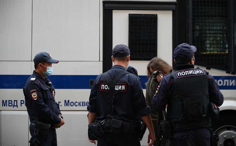 ФСБ подозревает полицейских в передаче данных МВД изданию «Базы»