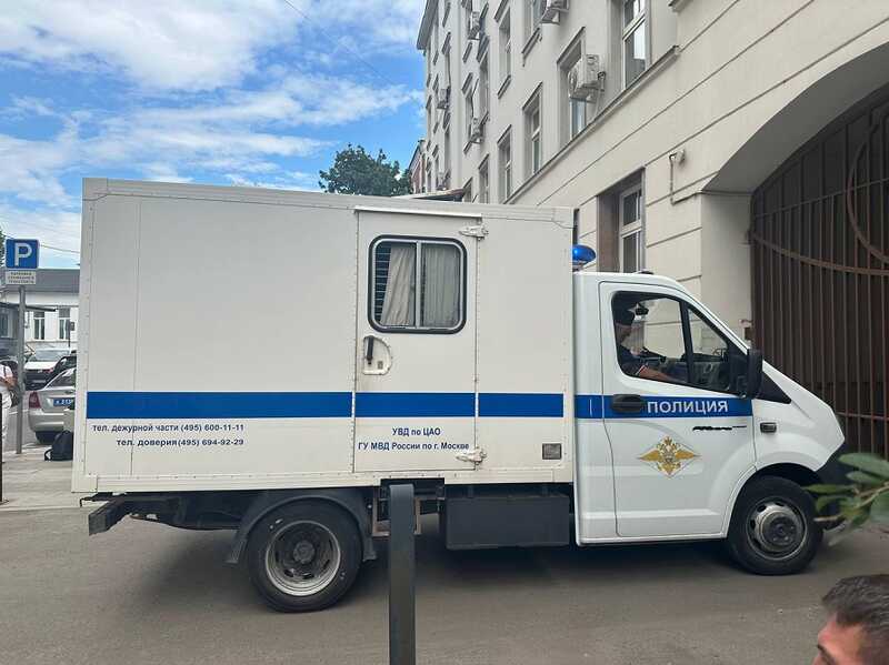 К Замоскворецкому суду прибыл автозак для задержанных сотрудников «Базы»