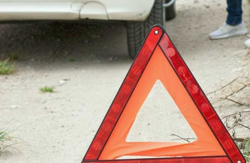 В Оренбурге на машину во время её движения рухнул столб