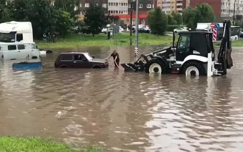 В Калужской области тропический ливень наводнил город: дороги скрылись под водой