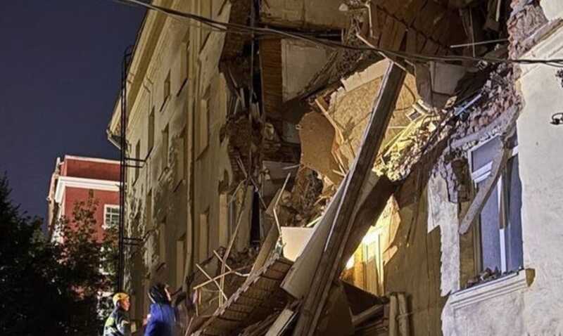 Опубликовано видео с места падения пятиэтажного здания в Уфе
