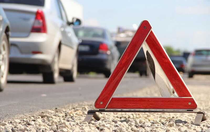 В Москве произошло серьезное ДТП: в аварии с участием трех автомобилей одна из машин перевернулась после столкновения