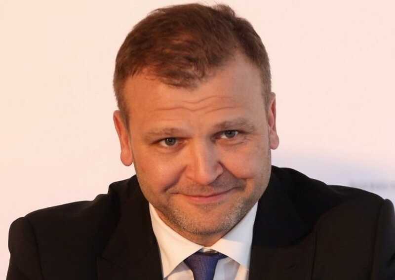 Экс-банкир Олег Филь отмечает день рождения своей возлюбленной, не завершив судебный процесс с бывшей женой