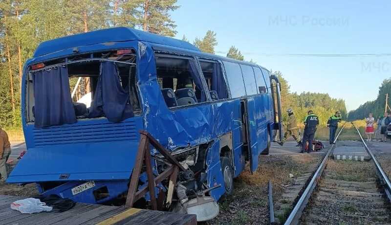 Появились новые изображения столкновения грузового поезда с автобусом в Ленинградской области