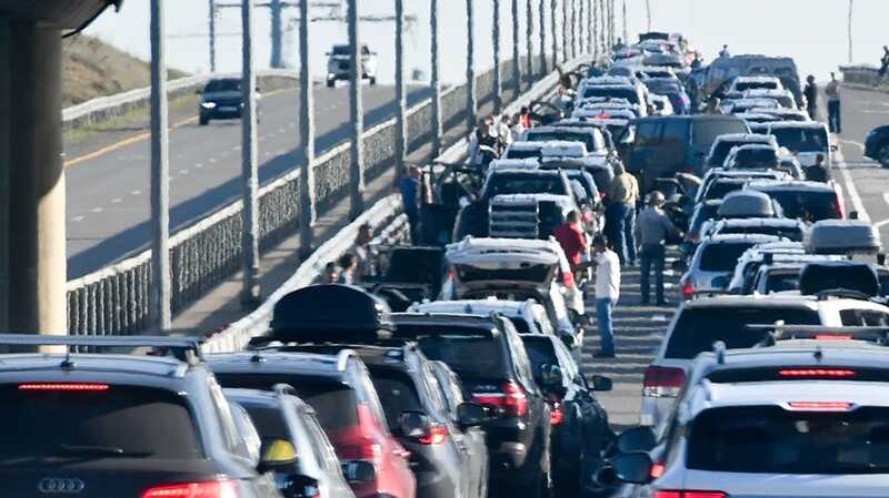 На Крымском мосту возникли рекордные пробки: водители ожидают по пять часов