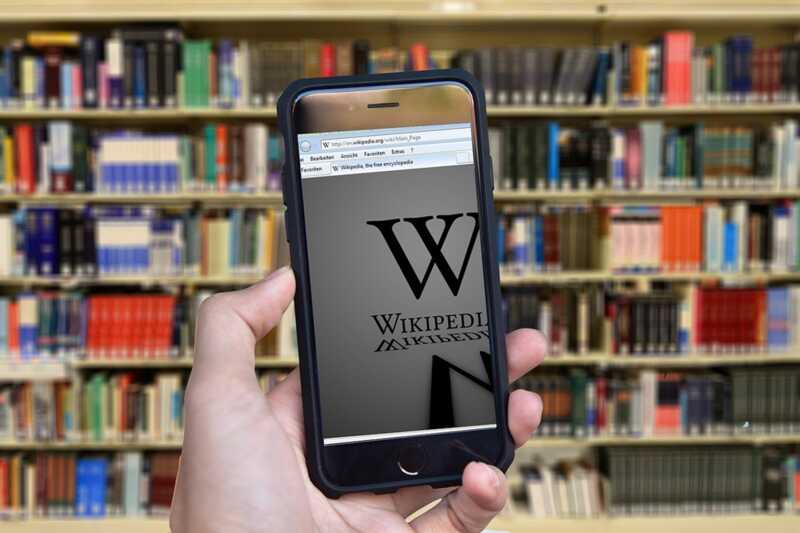 В Великобритании требуют, чтобы пользователи заходили в Wikipedia с применением паспорта