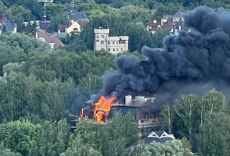 В Красногорске вспыхнул пожар в доме неподалёку от особняка Филиппа Киркорова