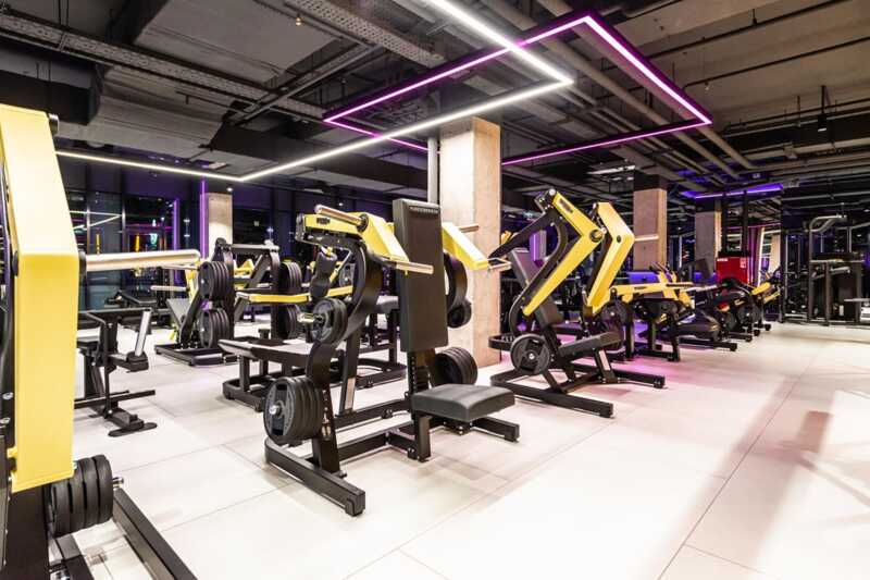 Экс-сотрудники, работавшие тренерами в фитнес-центре DDX Fitness, массово сообщают о незаконных увольнениях