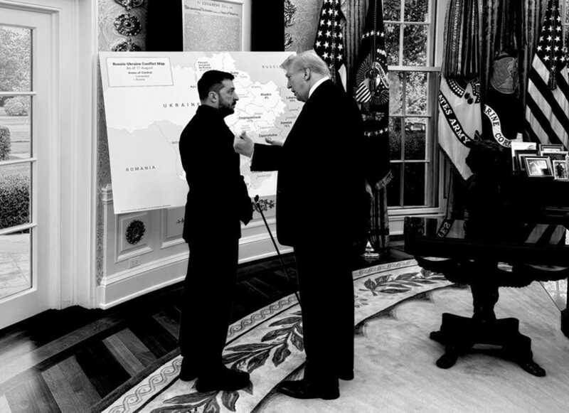 Администрация Белого дома опубликовала фотографию, на которой Трамп и Зеленский стоят возле карты, изображающей Украину
